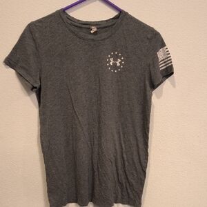 Under Armour Gray Short Sleeve Tee with Flag Sleeve Women's Small Heat Gear